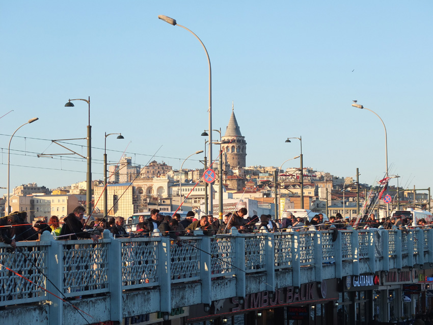 Istambul - coude � coude sur le pont de Galata